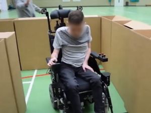 Rollstuhl: weicht Hindernissen aus (Foto: kent.ac.uk)
