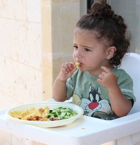 Essendes Kleinkind: Mikrobenflora aussagekräftig (Foto: pixabay.com, avitalchn)