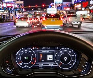 Blick über das Lenkrad: grüne Welle dank 