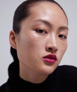 Li Jingwen: Sommersprossen spalten Chinas User (Foto: zara.com)