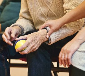 Gesellschaft: Jüngere kümmern sich um Ältere (Foto: pixabay.com, StockSnap)