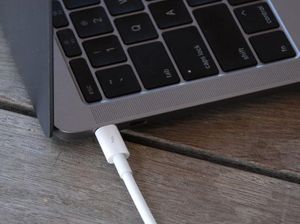 MacBook pro mit Kopierschutzstecker (Dongle) (Foto: Theo Markettos)