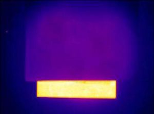 Von einer Wärmetarnkappe teilweise verdecktes Objekt (Foto: acs.org)