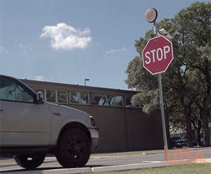 Hightech-Stoppschild mit intelligenter Warnblinkleuchte (Foto: utsa.edu)