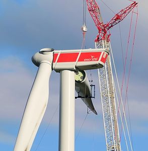 Aufwendiger Bau einer Windkraftanlage (Foto: HansLinde, pixabay.com)