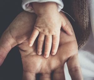 Hände: Männer distanzieren sich vom Kind (Foto: pixabay.com, skalekar1992)