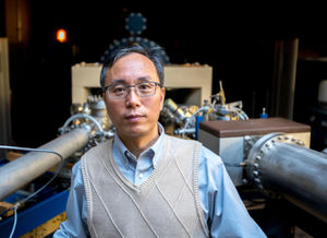 Der texanische Wissenschaftler Jiming Bao in seinem Labor (Foto: uh.edu)