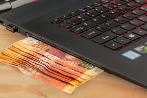 Geld und Laptop: Vergleichsportale oft intransparent (Foto: pixabay.com/stevepb)