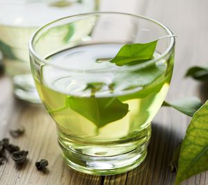 Gefülltes Glas mit wohltuendem grünen Tee (Foto: news.osu.edu)