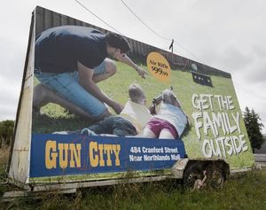 Gun-City-Werbung: Kinder visieren mit Waffe Ziel an (Foto: twitter.com, Stuff)