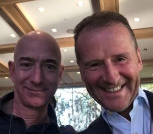 Jeff Bezos (li.) und Herbert Diess planen Cloud-Kooperation (Foto: linkedin.com)