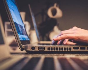 Am Laptop: Provider sammeln Daten der User (Foto: unsplash.com, John Schnobrich)
