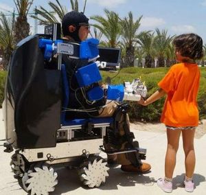 Rollstuhl: Neuer Robo-Arm macht das Leben leichter (Foto: umh.es)