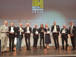 Die Vorjahressieger freuen sich über den Award (Foto: MM Maschinenmarkt)