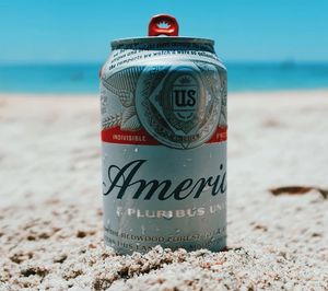 Dosenbier: Aluminium als teurer Rohstoff (Foto: unsplash.com, Blake Guidry)