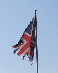 Zerrissener Union Jack: Unternehmen fürchten Brexit (Foto: pixabay.com, mermyhh)