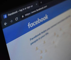 Facebook: gefälschte Werbung blieb online (Foto: unsplash.com, Con Karampelas)