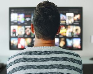 Vorm Fernseher: Twitter lenkt nicht ab (Foto: mohamed_hassan, pixabay.com)