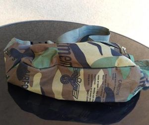 Tasche mit Hakenkreuz: Shitstorm für Auchan (Foto: twitter.com, notesfrompoland)