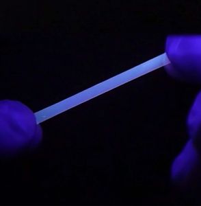 Leuchtender Kunststoff unter einer Schwarzlichtlampe (Foto: hokudai.ac.jp)