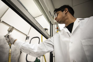 Aufsprühen: So einfach wird Alu eisabweisend (Foto: Joseph Xu, umich.edu)