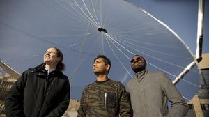Das Forscher-Team der EPFL vor einem großen Parabolspiegel (Foto: epfl.ch)
