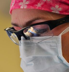 Chirurgin: KI kann unbemerkt helfen (Foto: pixabay.com, skeeze)