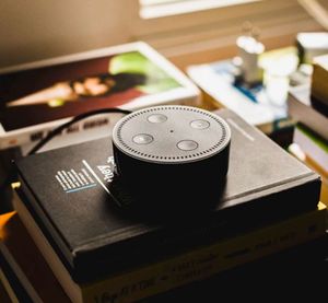 Amazons Sprachassistent Alexa hört alles mit (Foto: unsplash.com, Andres Urena)