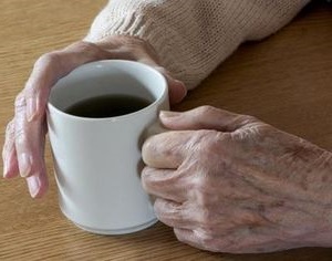 Zitternde Parkinson-Hände: Blinddarm-OP hat Einfluss (Foto: pixelio.de, adel)