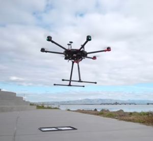 Drohne sammelt Bilddaten beim Überfliegen eines Gewässers (Foto: stanford.edu)