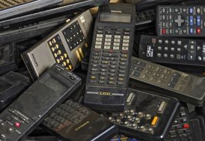 E-Schrott: Fernbedienungen und andere Elektronik (Foto: mondputzer, pixelio.de) E-Schrott: Fernbedienungen und andere Elektronik (Foto: mondputzer, pixelio.de)