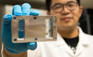 Professor Mao mit dem neuen Tumorzellen-Separierer (Foto: engineering.uga.edu)