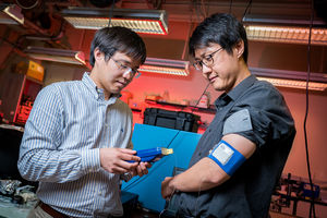 Renkun Chen (links) und Sahngki Hongbeim im Labor (Foto: David Baillot/ucsd.edu)