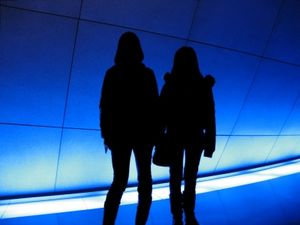 Teenager: Armut und Traumata belasten (Foto: pixelio.de, Barbara Eckholdt)