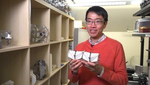 Jinkyu Yang mit Origami-Dämpfer (Foto: washington.edu, Kiyomi Taguchi)