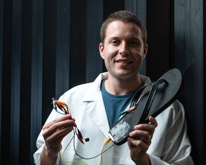 Michael Stanford präsentiert eine stromerzeugende Sandalette (Foto: Jeff Fitlow)