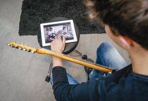 Viele nutzen YouTube zum Gitarre lernen (Foto: rat-kulturelle-bildung.de)