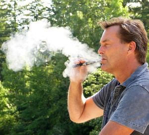 Raucher mit E-Zigarette: Nikotin schadet Bronchien (Foto: silviarita/pixabay.de)
