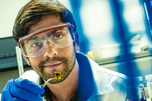 Matteo Bengio präsentiert Antenne aus Nanotubes (Foto: Jeff Fitlow, rice.edu)