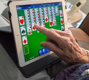 Ältere Person mit Tablet: Sorge über Betrug (Foto: pixabay.com, sabinevanerp)