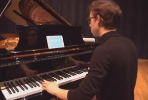 Pianist mit Tablet: App macht Gerät zu Orchester (Foto: nomadplay-app.com)