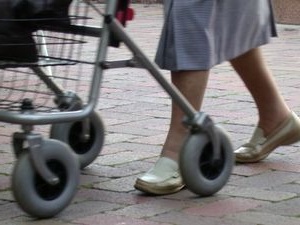 Seniorin am Rollator: Vitamin K beeinflusst Mobilität (Foto: pixelio.de/matchka)