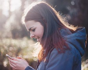 Junge Frau: Smartphones immer und überall (Foto: unsplash.com, Luke porter)