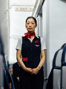 Stewardess: Beim Gehalt verfliegt das Lächeln (Foto: Hanson Lu, unsplash.com)