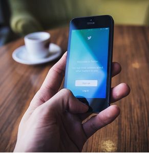 Twitter: von peinlichen Tweets distanzieren (Foto: pixabay.com, Free-Photos)