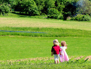 Kinder: Zwei Stunden Natur pro Woche reichen (Foto: Helene Souza, pixelio.de)