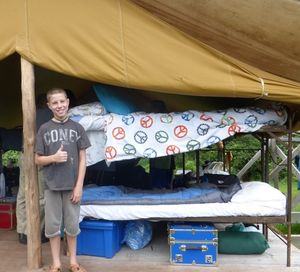 Junge in Sommerlager: 