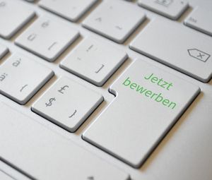 Bewerbungs-Knopf: Angebote auf Facebook für alle (Foto: pixabay.com, athree23)
