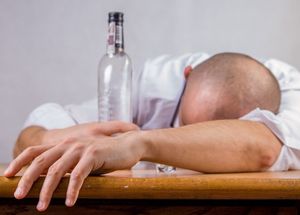 Alkoholismus: Nicht nur für Trinker gefährlich (Foto: pixabay.com, jarmoluk)