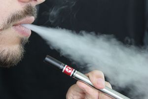 E-Zigarette: Auch dieser Rauch ist ungesund (Foto: lindsayfox, pixabay.com)